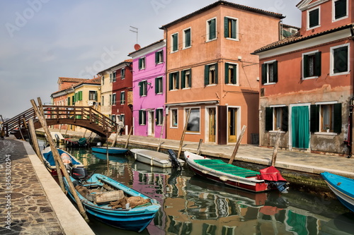 burano, italien - kanal mit holzbrücke in der altstadt © ArTo