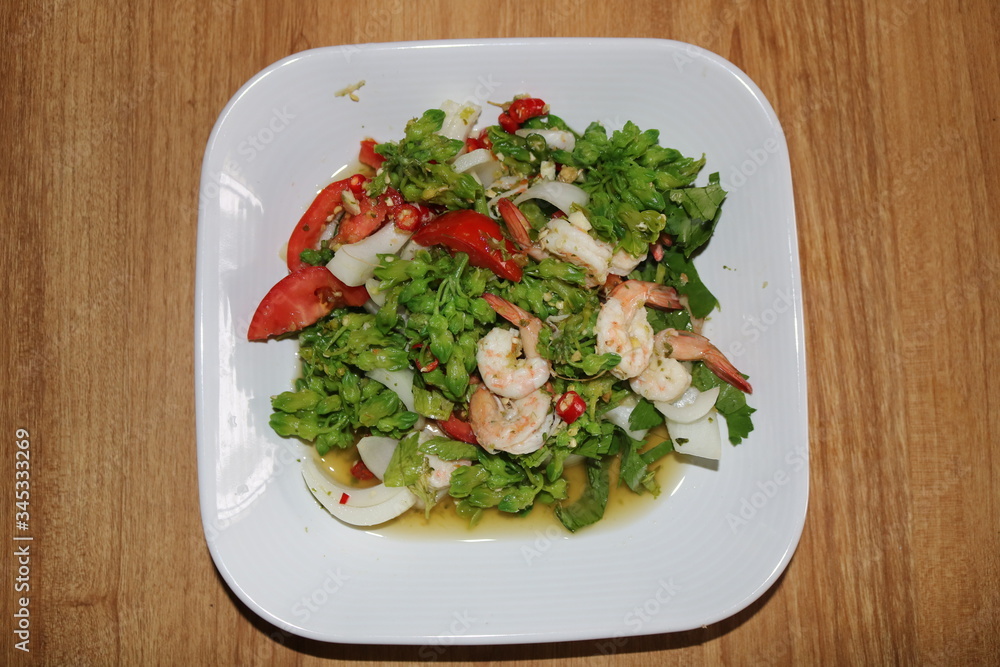 Cowslip creeper salad with shrimps