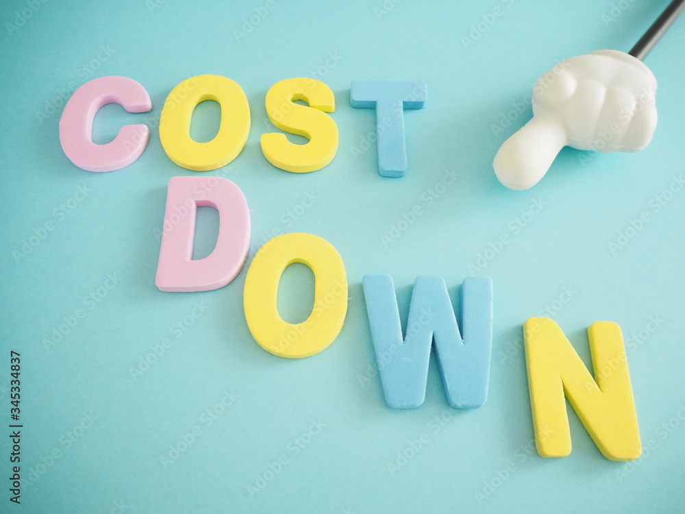 Obraz premium コストダウンの単語と指導する指、明るいイメージ