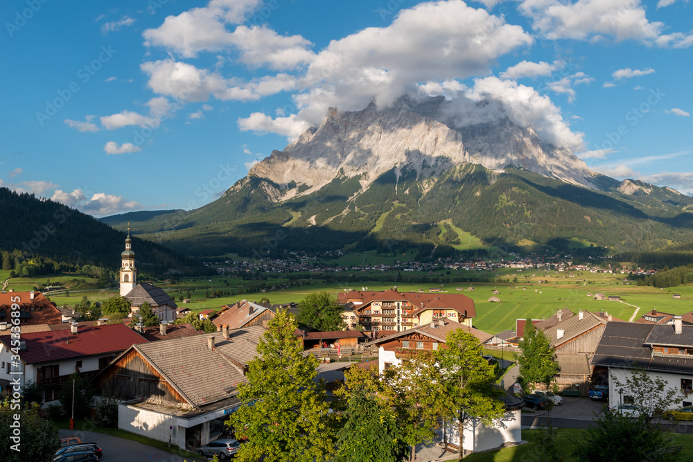 Blick auf die berühmte Zugspitze am Abend bei herrlichem Sonnenschein im Tal