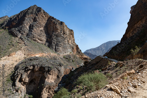 Obraz na płótnie 4x4 car crossing Hajar mountain range in Oman w salonie