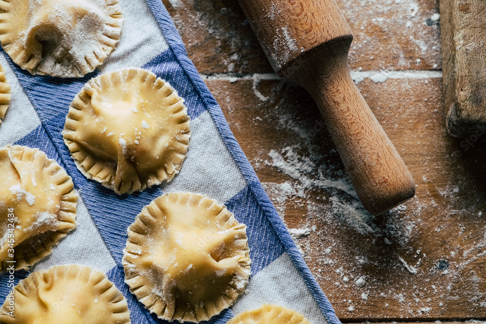 Raviolis fait maison avec pâte fraiche fourrés aux crevettes et gingembre Raviolis fait maison avec pâte fraiche fourrés aux crevettes et gingembre