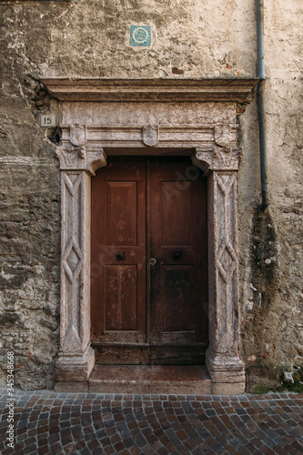 Fototapeta Naklejka Na Ścianę i Meble -  brown door in the old frame with patterns