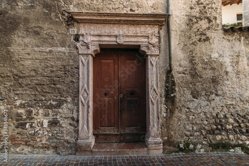 Fototapeta Naklejka Na Ścianę i Meble -  brown door in the old frame with patterns