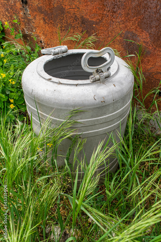 Obraz premium old gas can on green grass