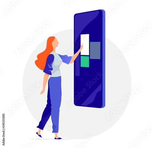 Donna che tocca lo schermo touch screen