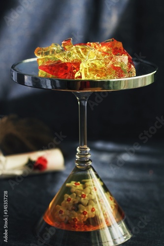 Obraz na płótnie Sweet jelly dessert, design food, creative meals with vanilla flowers in dark mood on black background w salonie