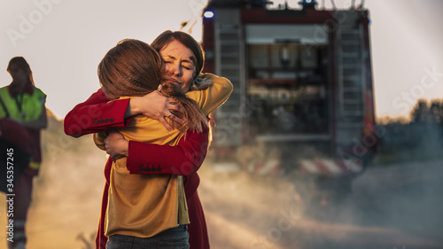 Φωτογραφία Car Crash Traffic Accident: Injured Young Girl Reunites with Her Loving Mother