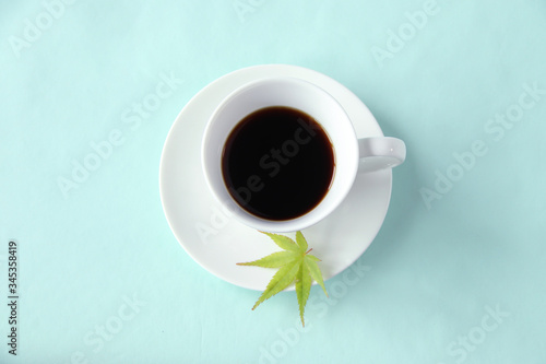 コーヒーとカエデの葉