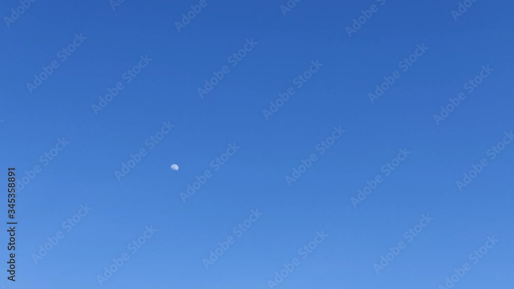 流れる雲と月 背景に青空 タイムラプス 流れる雲と月 背景に青空 タイムラプス