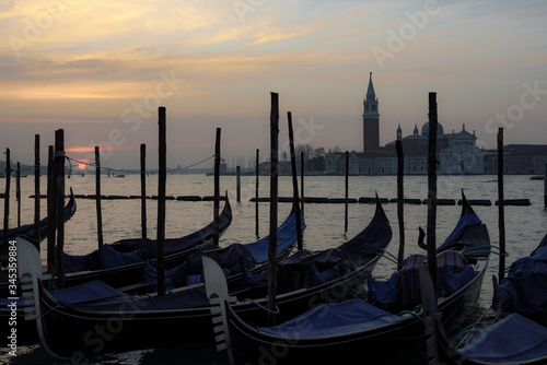Venedig mit Gondeln zumSonnenaufgang © stadelpeter