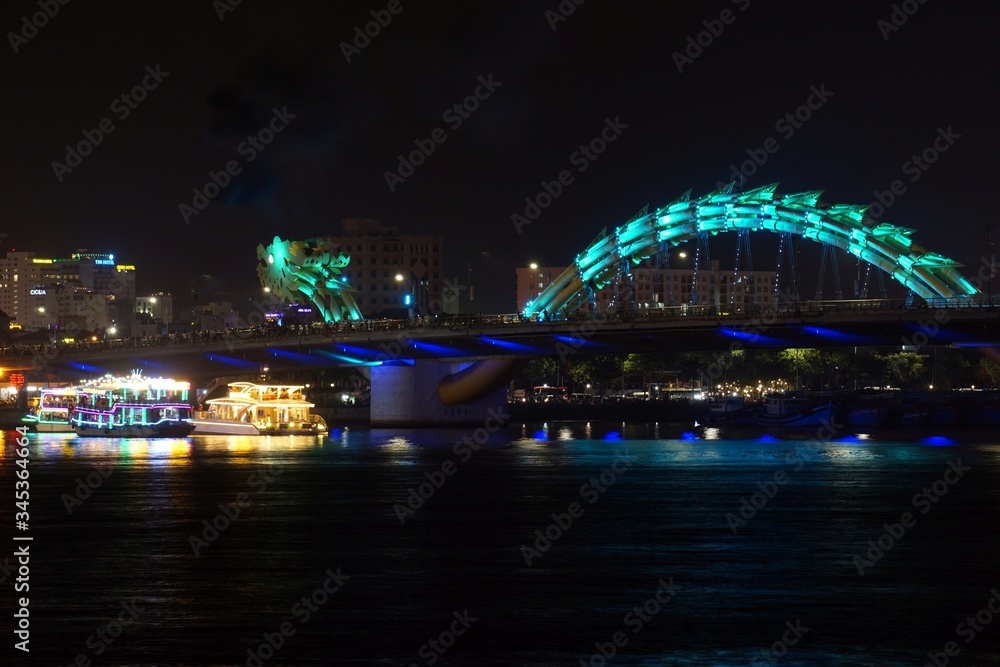 Fototapeta premium famous dragon bridge in da nang