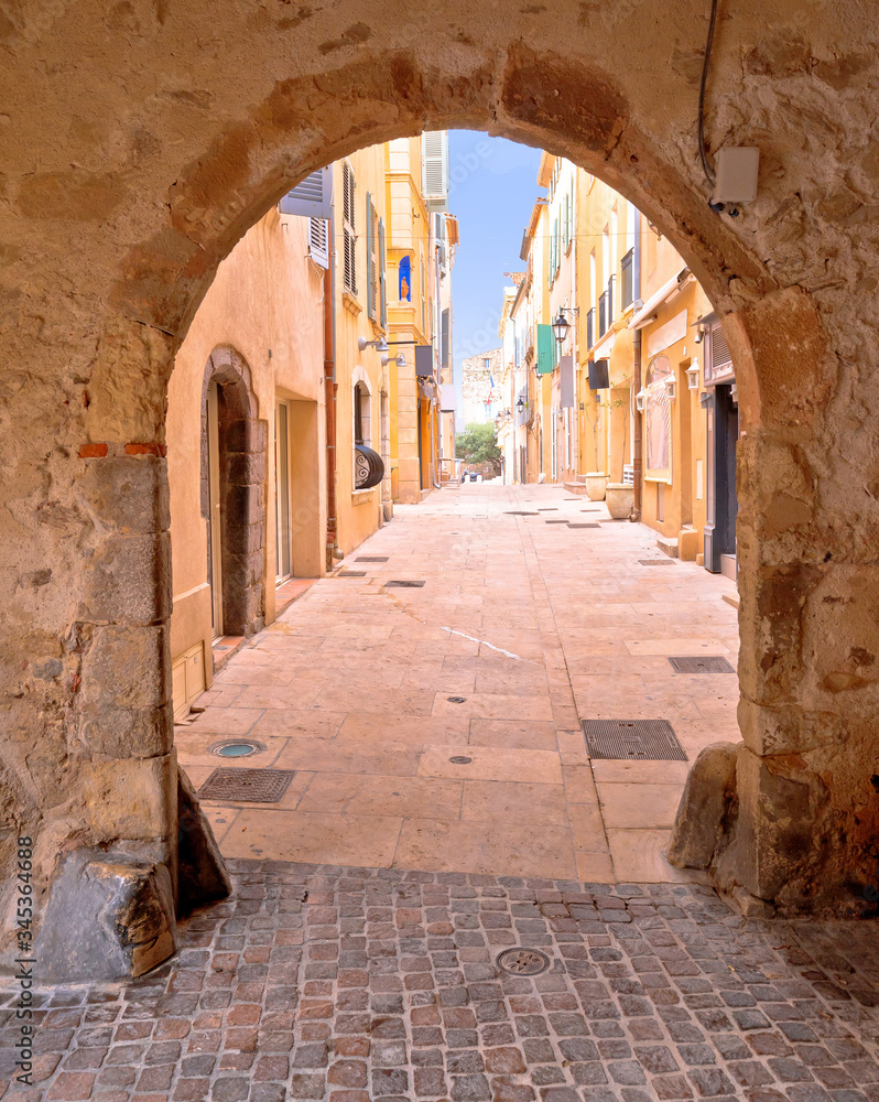 Obraz premium Saint Tropez historic town gate and colorful street view