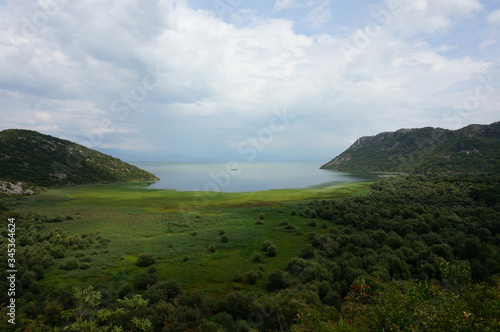 Fotografía Godinje Bay and barely perceptible islet Grmožur