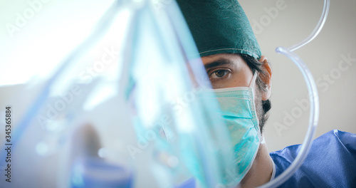 Medico anestesista di sala operatoria con mascherina anestetizzante