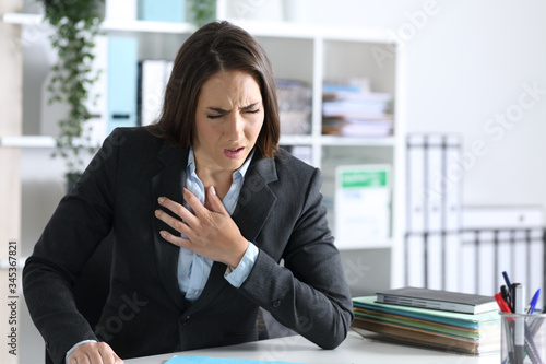 Принти на полотні Ill executive suffocating at night in the office