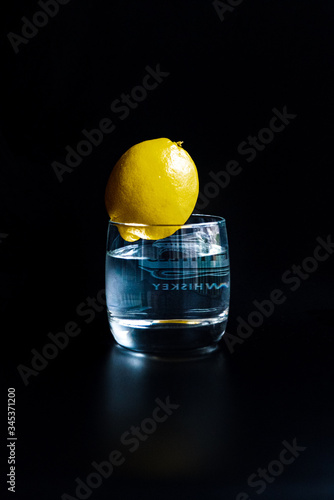 Stop time, lemon before falling in the water 