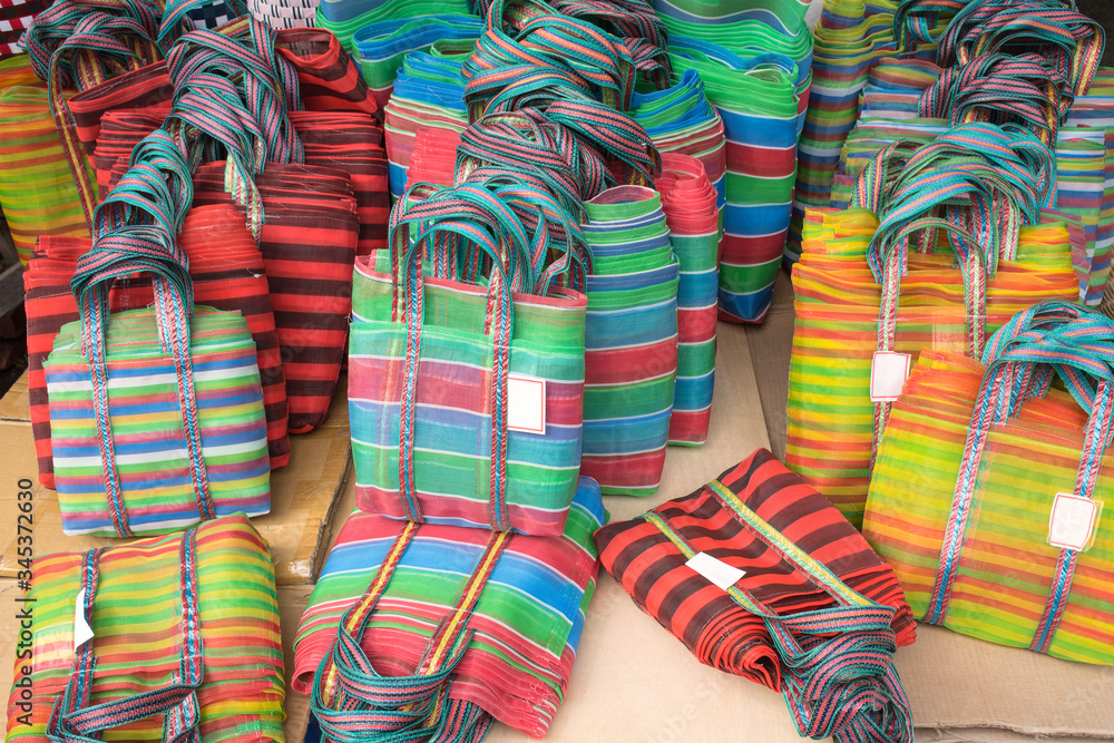 Fototapeta premium Nylonowa torba na koszyk Torba rybaka z siatki na Tajwanie Kolorowe torby na zakupy na sprzedaż na ulicy Dihua w Tajpej na Tajwanie