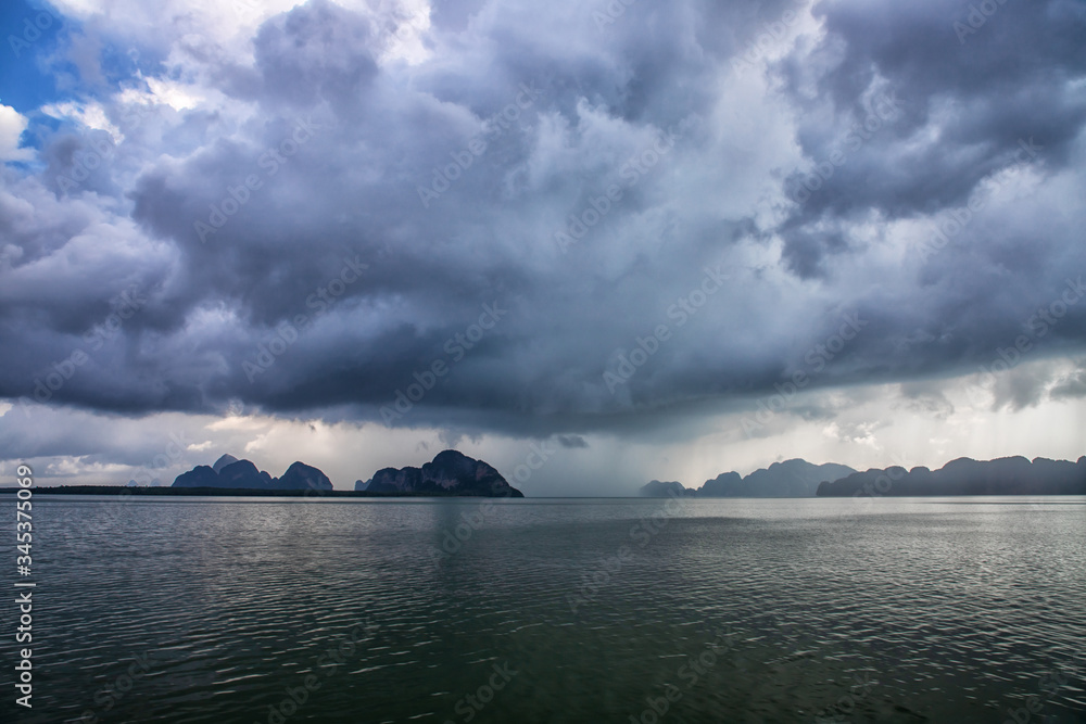 Krajobraz morski, w oddali wyspy na tle pochmurnego nieba. Rejs po Tajlandii. 