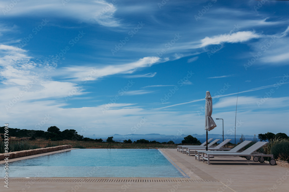 Villa con piscina y cielo azul