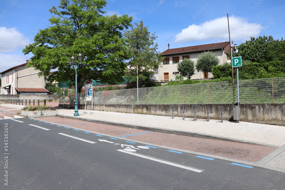 Parking extérieur zone bleue , ou stationnement gratuit à durée limitée avec disque horaire - Ville de Corbas - Département du Rhône - France