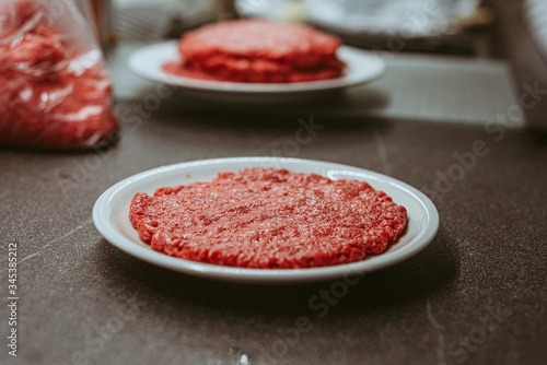 zubereitung vom patty aus reinem rinderhackfleisch für den burger