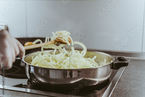 zwiebeln in der pfanne anbraten photo