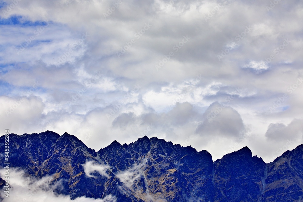 Bergrücken und wolkenbedeckter Himmel