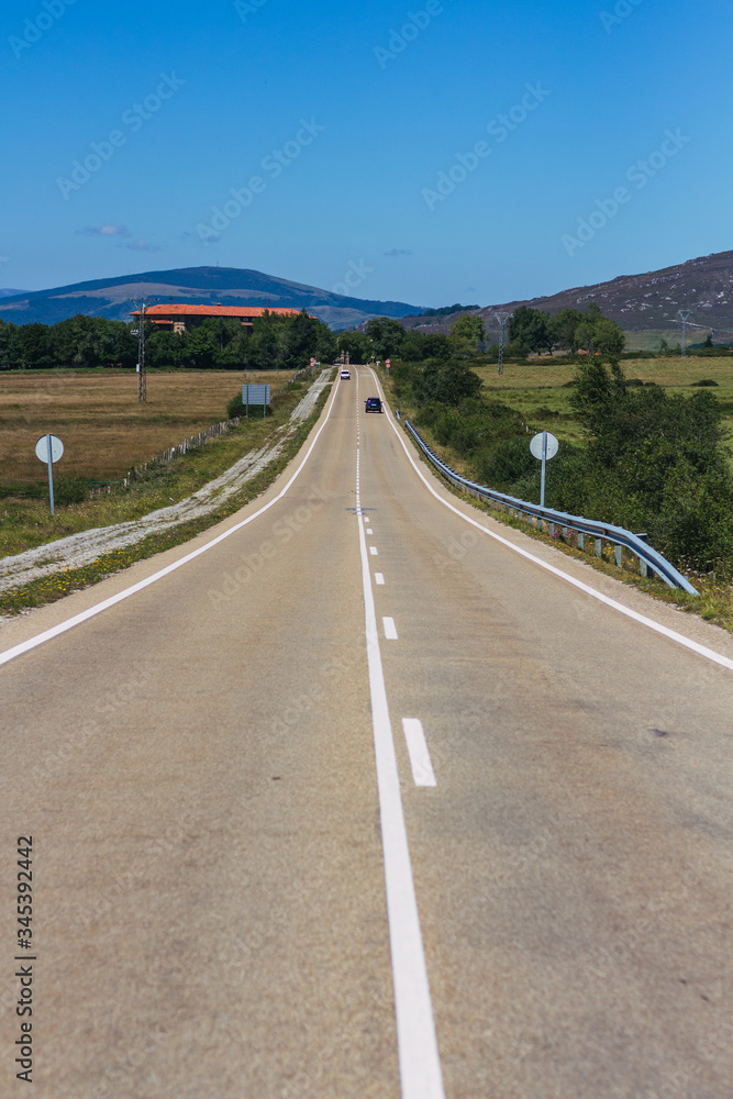 Carretera larga de Cantabria, España