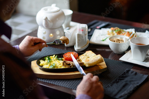 Obraz na płótnie man is having a traditional english breakfast in a diner w salonie