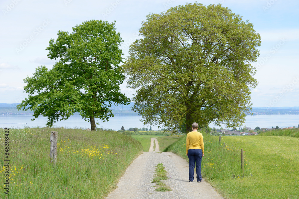 femme sur le bord d'un chemin 