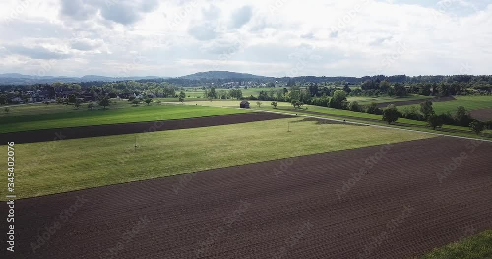 route au milieu des champs au printemps - Thurgovie Suisse route au milieu des champs au printemps - Thurgovie Suisse