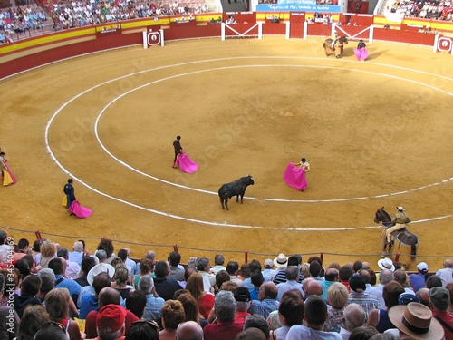Arena podczas korridy z uczestnikami i bykiem