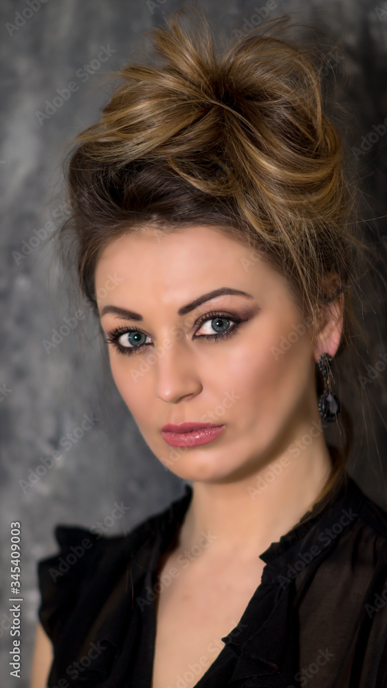 Fototapeta premium Portret Pięknej Kobiety na złotym tle
