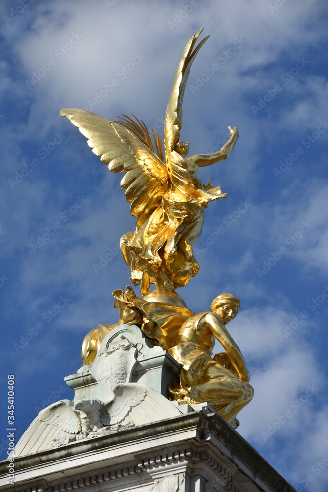 Obraz premium Gilded Winged Victory at the top of the Victoria Memorial, London.