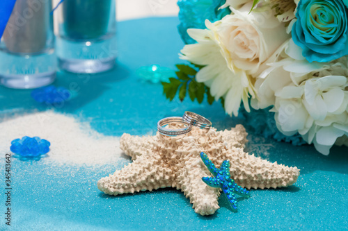 Obraz na plátně Wedding rings close up decorated nautical with accessories for tropical wedding