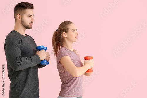 Sporty young couple trainin...