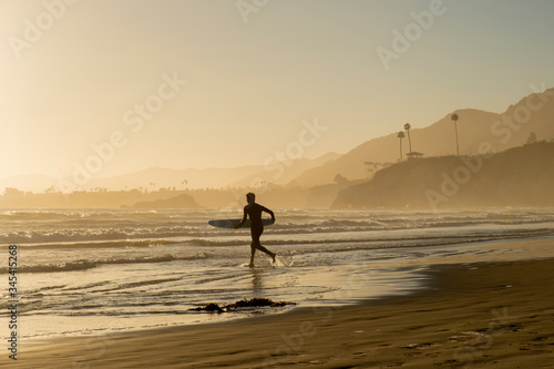 Le surfeur de Pismo beach en Californie 