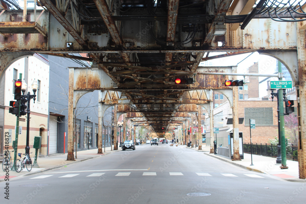 Obraz premium Nearly deserted Franklin Street beneath the el tracks in Chicago's River North neighborhood during the coronavirus pandemic