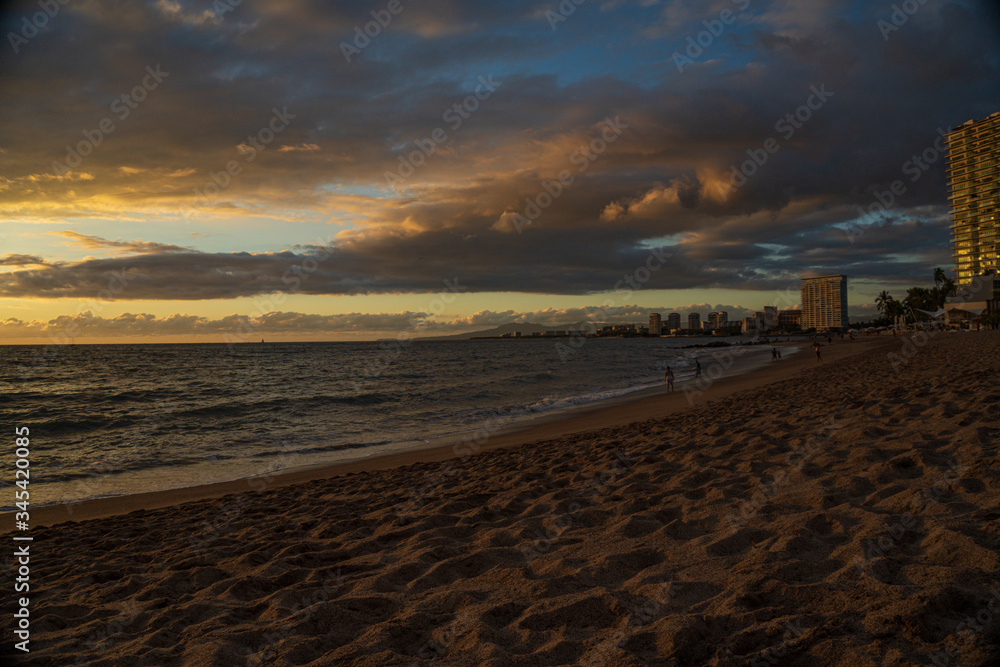 Obraz premium Atardecer en playa con nubes 