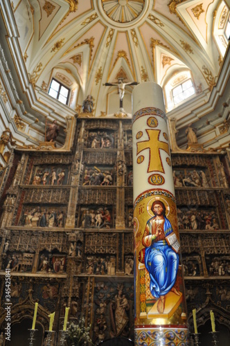 Retablo de monasterio con cirio pascual sobre el altar photo