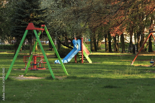 plac zabaw dla dzieci w parku