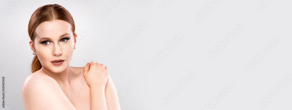 Obraz premium Junge hübsche rothaarige Frau mit Make up und tollen Augen, nackte Haut