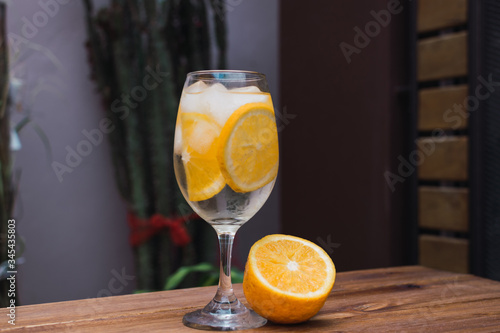 trago preparado con rodajas de naranja, vodka y hielo
