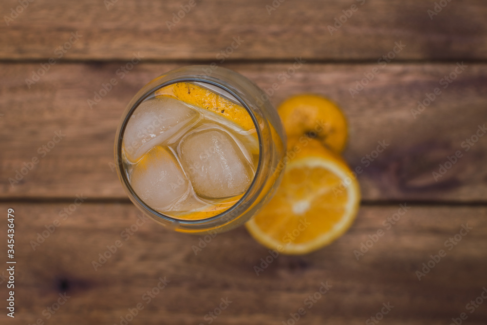 vista superior de trago preparado con rodajas de naranja vista superior de trago preparado con rodajas de naranja