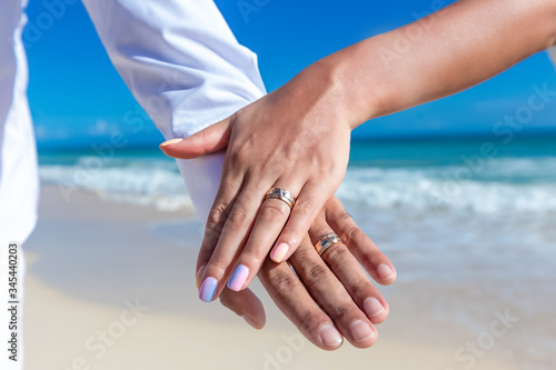 Foto Bride and groom exchanging wedding rings close up during symbolic nautical decor