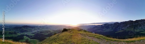 Sonnenaufgangin in den Schweizer Alpen