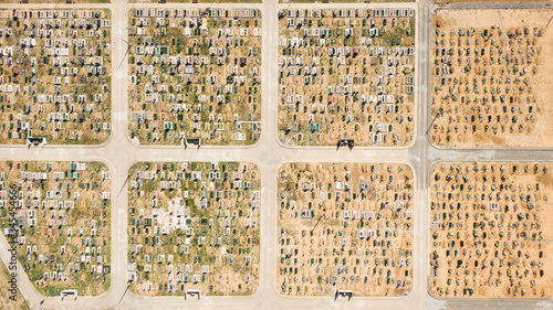 Fotografía Aerial photo of new cemetery graveyard showing the headstones and tombstones of