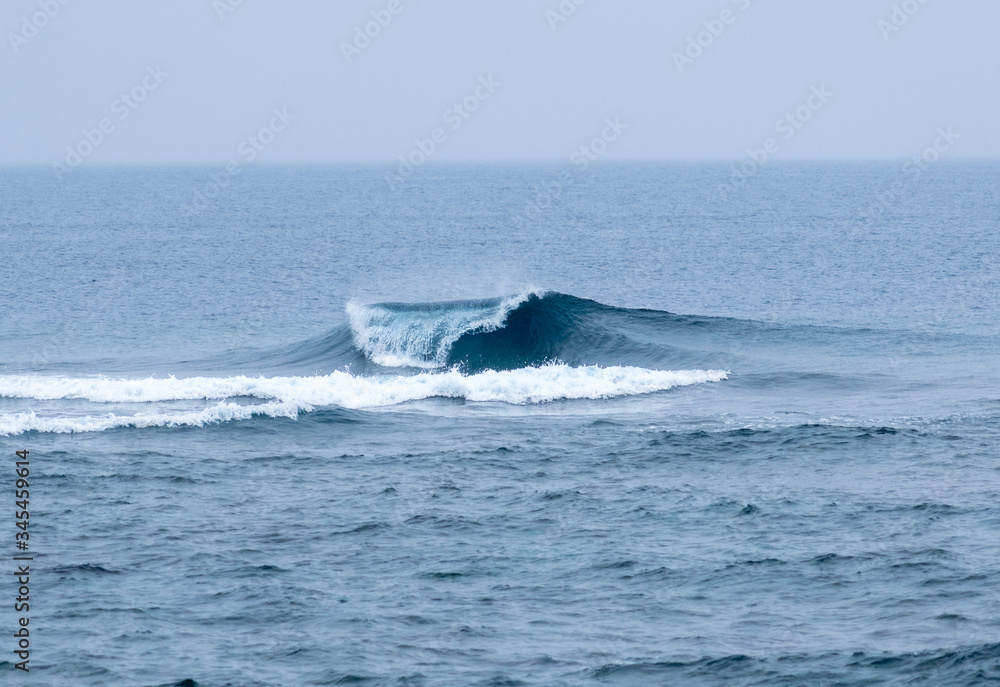 Crashing waves 