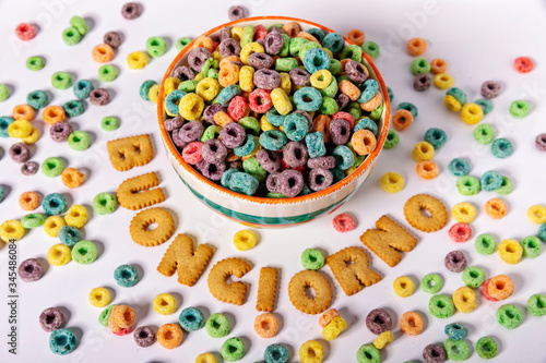 tazza di cereali colorati per colazione  photo